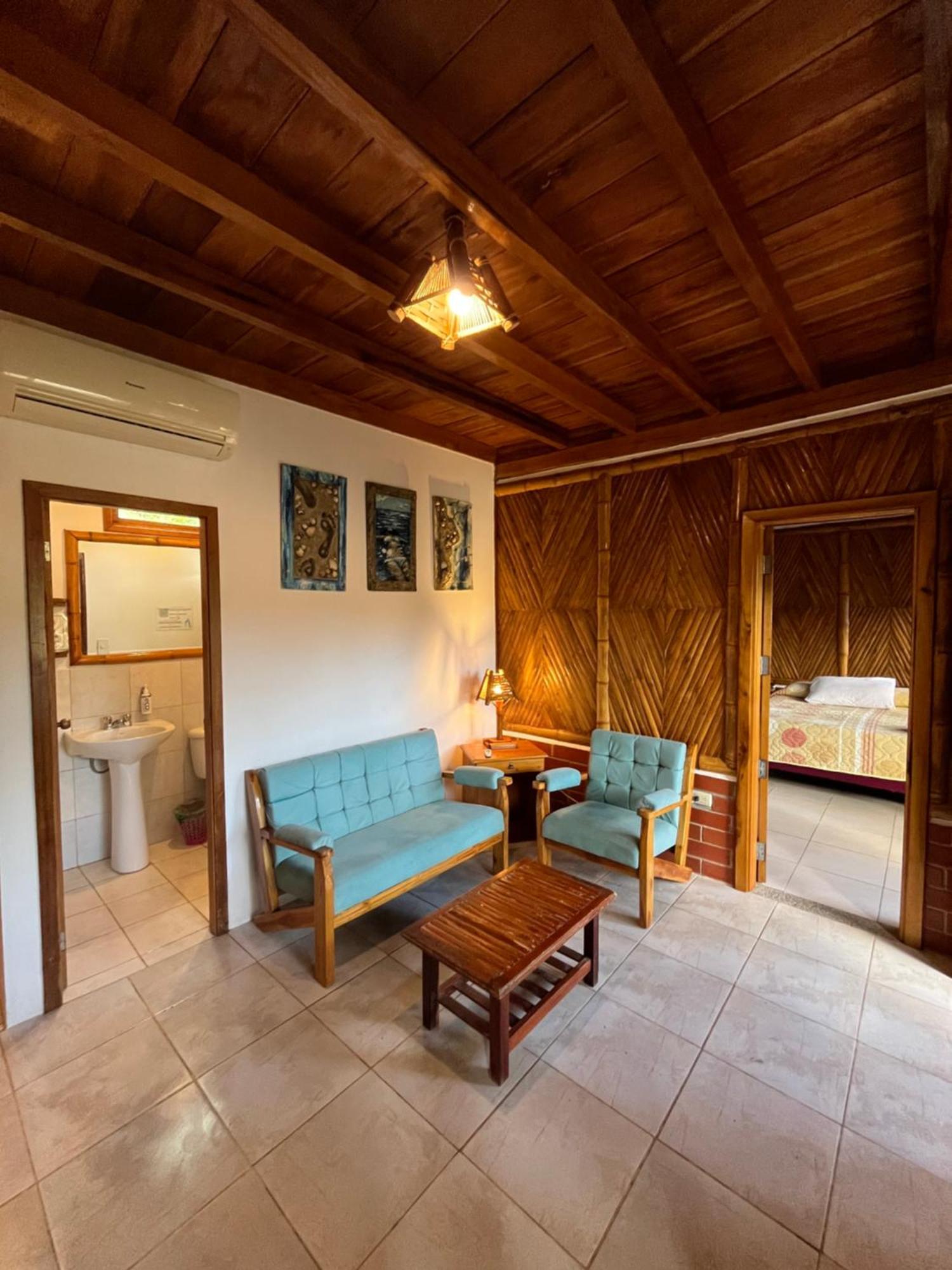 Victor Hugo Hotel Puerto López エクステリア 写真