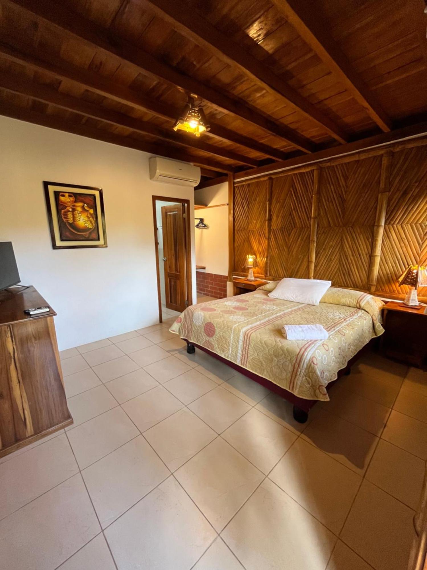 Victor Hugo Hotel Puerto López エクステリア 写真